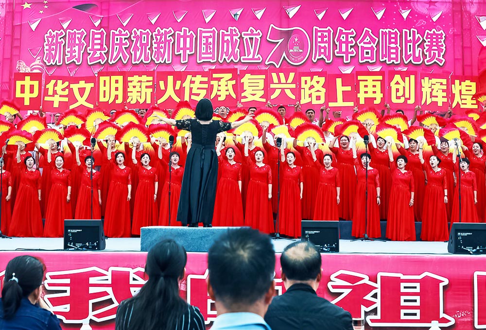 借助扇子、板幅拼湊的舞臺(tái)