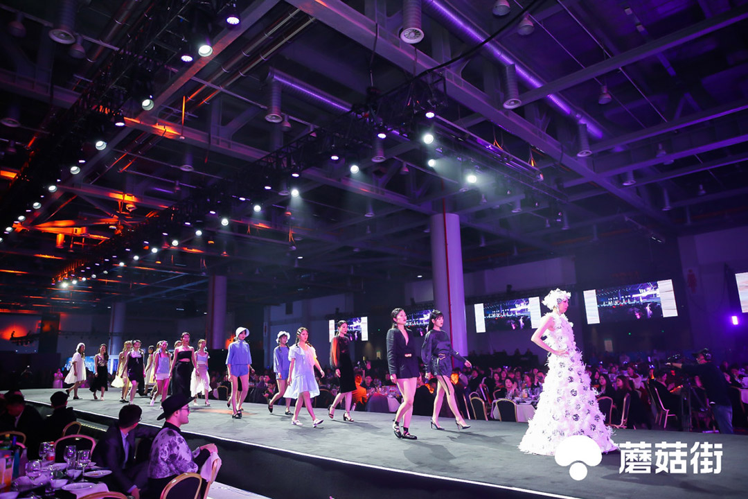 各種穿搭的時尚達(dá)人T走秀表演